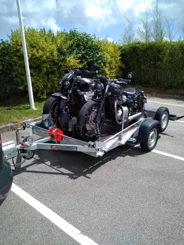 Porte moto abaissable au sol